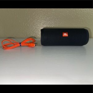 NWOT JBL Flip 4 Portable Waterproof Bluetooth Speaker